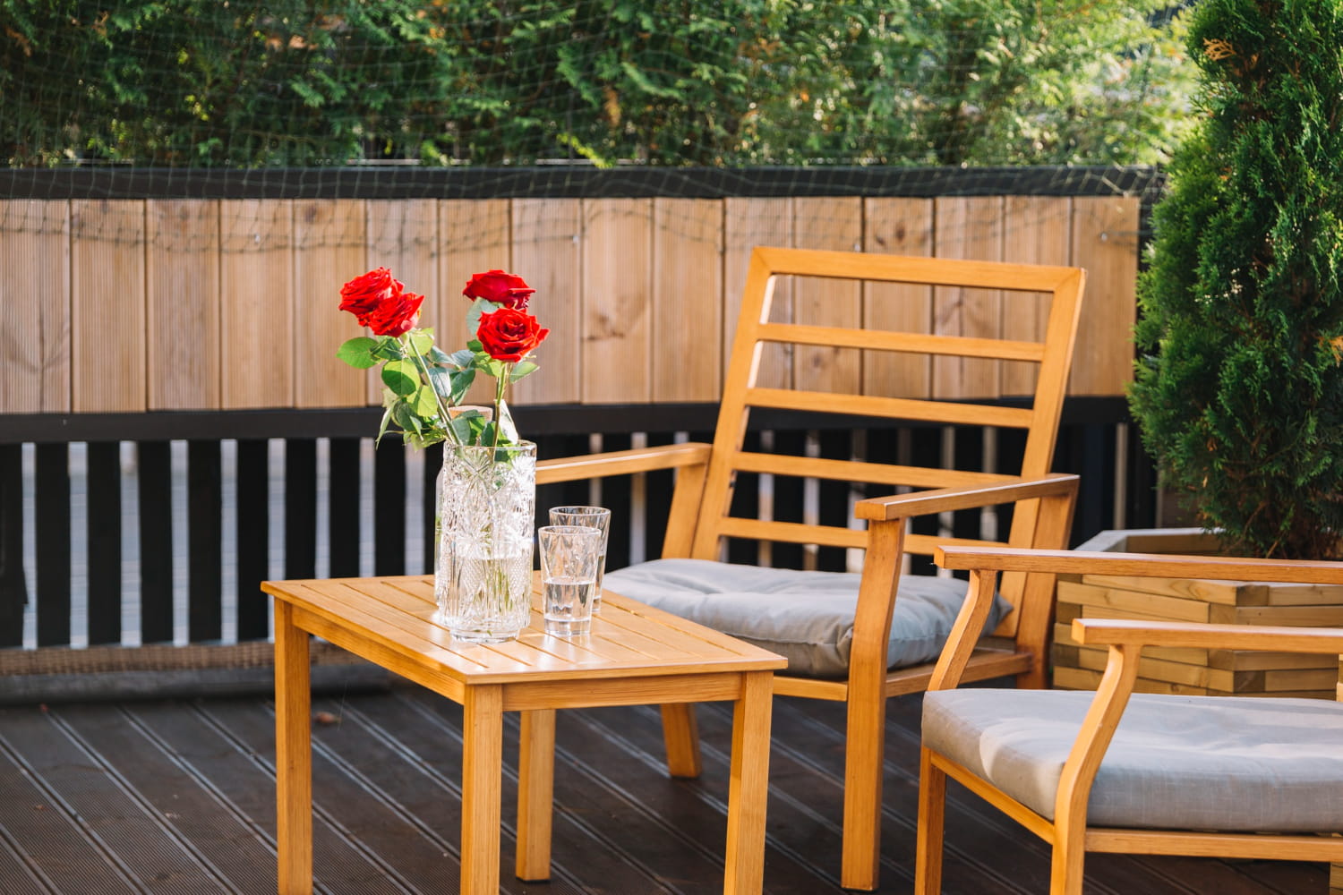 Outdoor Dining Sets Worth Investing In and What Sets Them Apart
