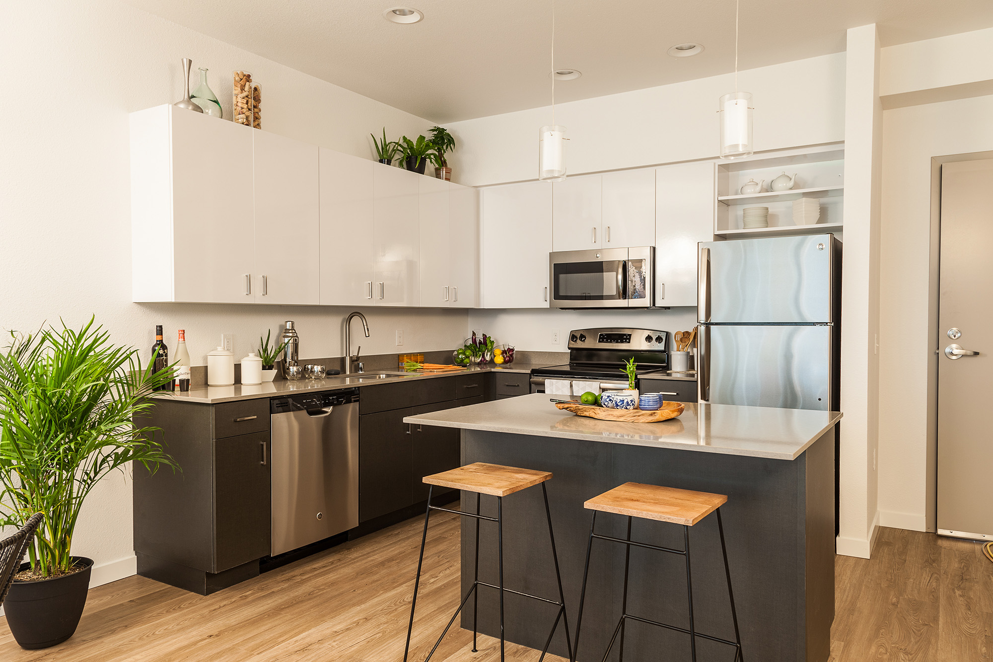 Outfitting Modern Kitchen Islands with Backless Bar Stools